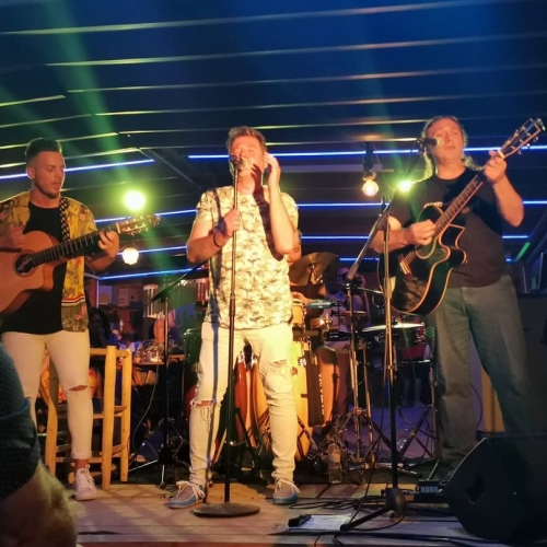 En directe @querenciaanimal_oficial,banda tribut a El &uacute;ltimo de la fila 