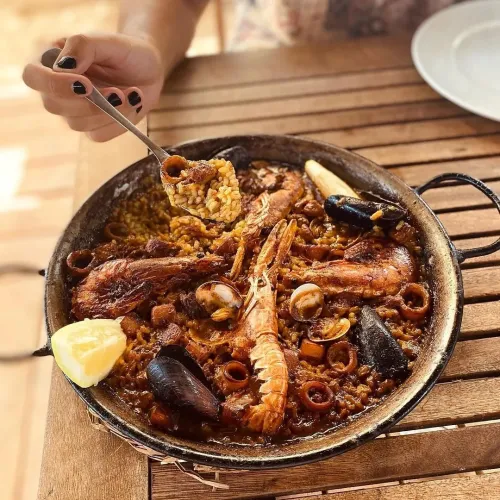 Bon dijous de paella, calamares Com porteu el caloret?Vine a la platja i r 