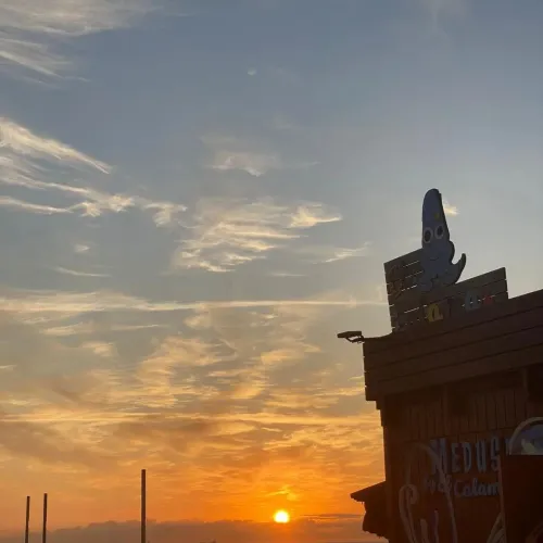 Falten hores per tornar a veure el sol, de bon matí, des del chiringuito 
