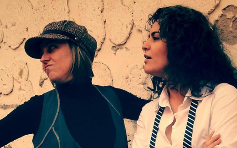 2 Ladies On The Stage 