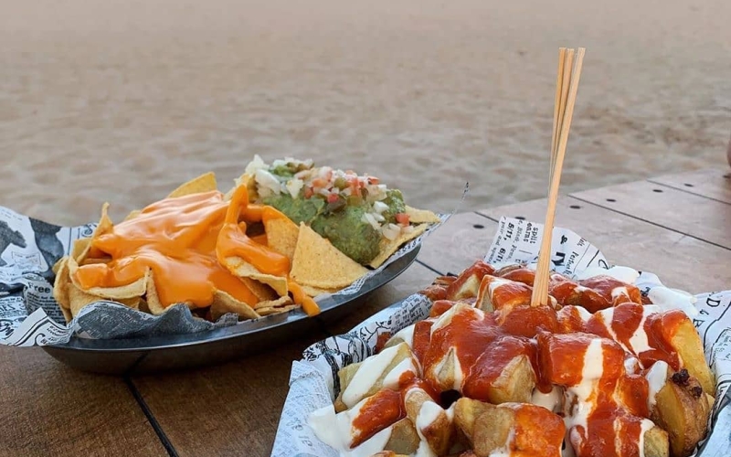 Tenéis 10 días para disfrutar de unos nachos y unas bravas calamar en la playa 