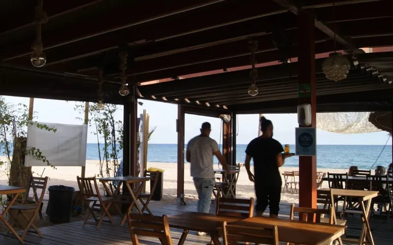 Ven a ver el último atardecer en la Platja del Prat desde el chiringuito 