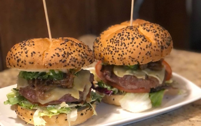 Diumenge de El Calamar a casa teva Amb qui compartiries una Burger? 