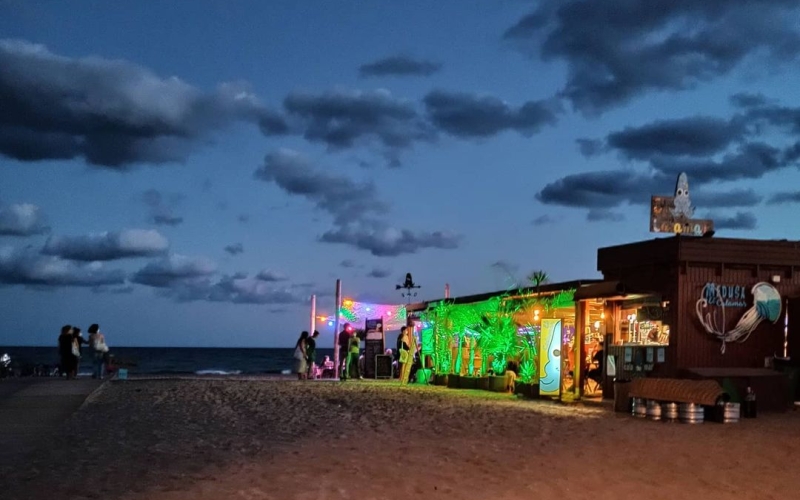 Viu la platja de dia i de nit Obrim tots els dies, amb les seves nits, 