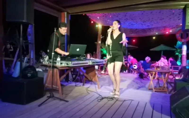 En estos momentos @rosantique & @groovy_joy Todos los jueves "Le T 