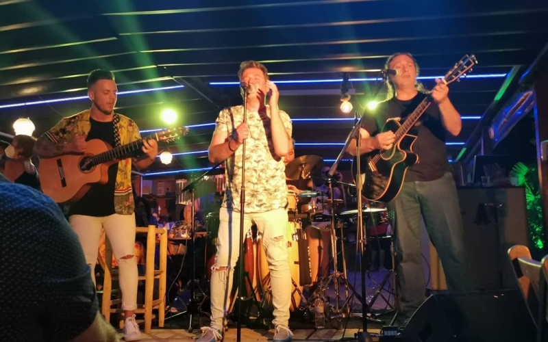 En directe @querenciaanimal_oficial,banda tribut a El &uacute;ltimo de la fila 