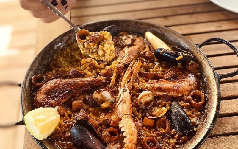 Bon dijous de paella, calamares Com porteu el caloret?Vine a la platja i r 