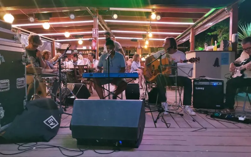 Tots els dimecres a les 22.00h música en directe, a la secció &quo 
