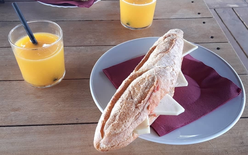 Bon dia, calamares Agafa forces per a gaudir, a la Platja, de la Festa Majo 