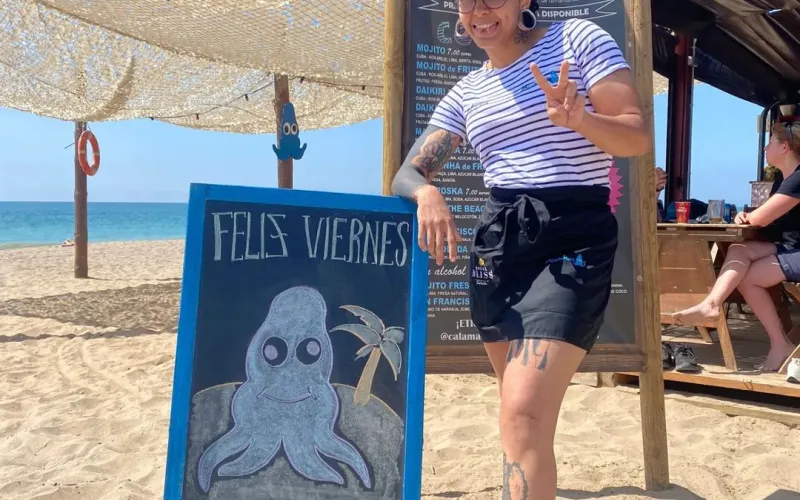 Feliz Viernes Os presentamos a Cinthia, autora del dibujo de la pizarra,y 